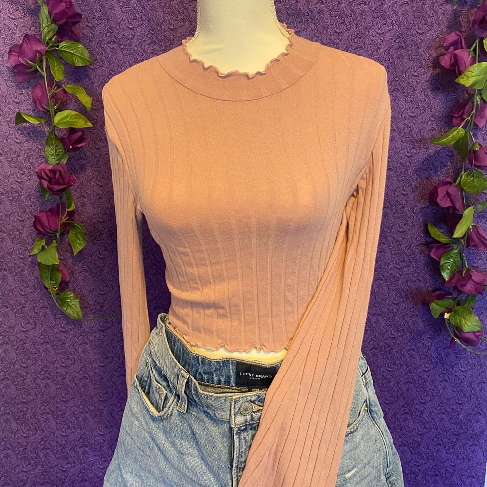 Light pick, short turtle neck, long sleeve! 💘
